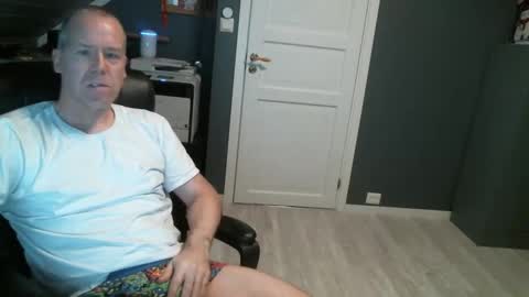 Snapshot of sverige1980 chatting on 14, 12, 2025 Tom online show from 14, 12, 2025