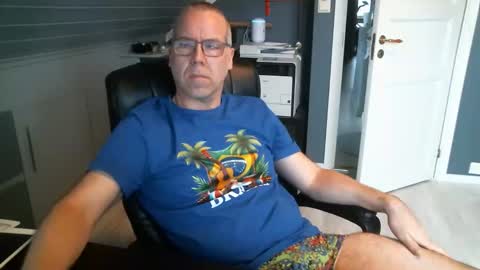 Snapshot of sverige1980 chatting on 22, 3, 2026 Tom online show from 22, 3, 2026