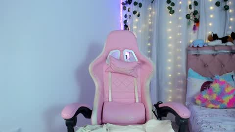 Daniela age 21 online show from 25, 4, 2026