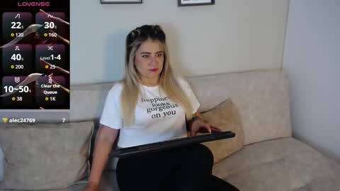 Snapshot of sweet_bella_valery_ chatting on 23, 10, 2025 Bella Valery online show from 23, 10, 2025