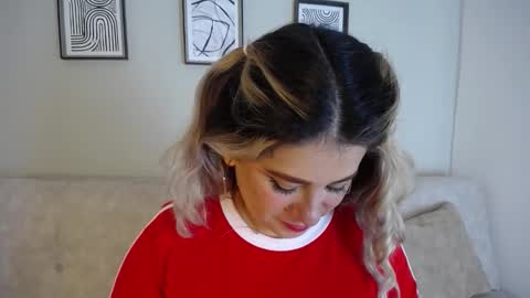 Snapshot of sweet_bella_valery_ chatting on 24, 11, 2025 Bella Valery online show from 24, 11, 2025