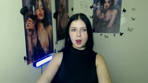 Snapshot of sweet_cherryg chatting on 24, 10, 2025 Ivy online show from 24, 10, 2025