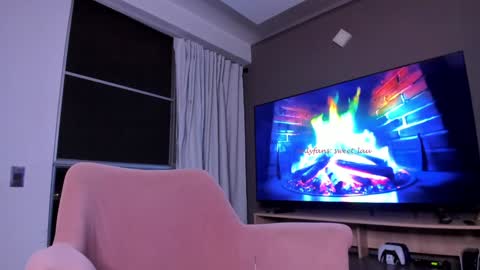 Snapshot of sweet_lau chatting on 17, 11, 2025 laura kiss online show from 17, 11, 2025