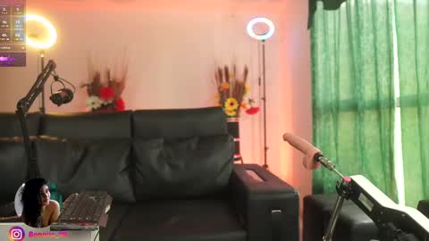 Salom independent model online show from 8, 3, 2025