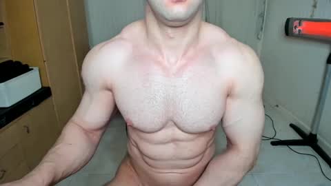 Snapshot of sweetmuscles_boy chatting on 19, 1, 2025 Lorenzo online show from 19, 1, 2025