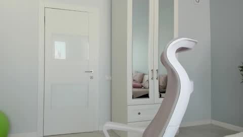 Snapshot of synop_sis chatting on 18, 10, 2025 Mila online show from 18, 10, 2025