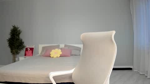 Snapshot of synop_sis chatting on 28, 10, 2025 Mila online show from 28, 10, 2025