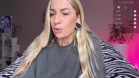 Snapshot of tanya_acid chatting on 3, 12, 2025 Tanya acid online show from 3, 12, 2025