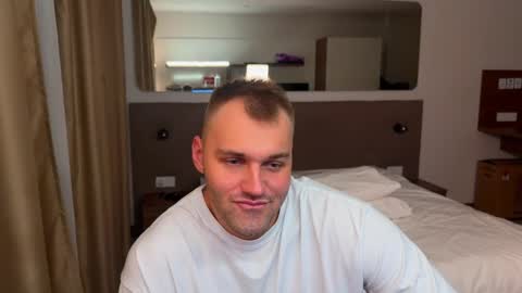 Snapshot of tasty_justin chatting on 19, 11, 2025 My shows 2100500 UTC3 online show from 19, 11, 2025