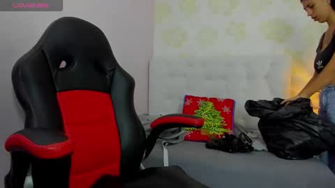 Snapshot of tatilarson chatting on 15, 12, 2025 TATI online show from 15, 12, 2025