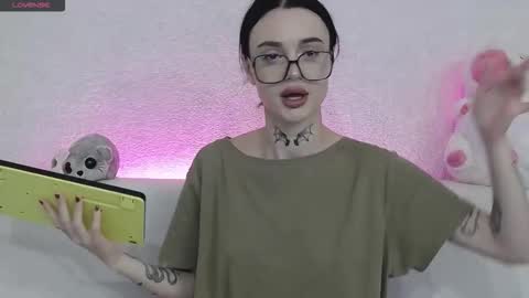 Snapshot of tayaavis chatting on 17, 11, 2025 Taya online show from 17, 11, 2025