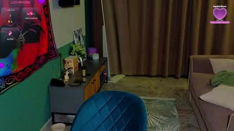 Snapshot of tendersea chatting on 5, 4, 2026 inst r0seamber0 online show from 5, 4, 2026