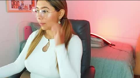 texas_curvykitten online show from 27, 4, 2026