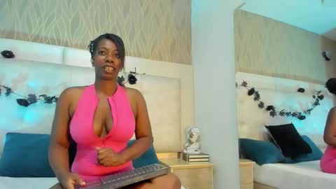 Snapshot of thaliawest chatting on 28, 11, 2025 ThaliaWest online show from 28, 11, 2025