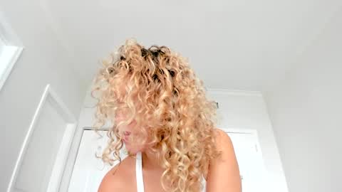 Snapshot of theislandgirl chatting on 22, 12, 2024 Lily Marie online show from 22, 12, 2024