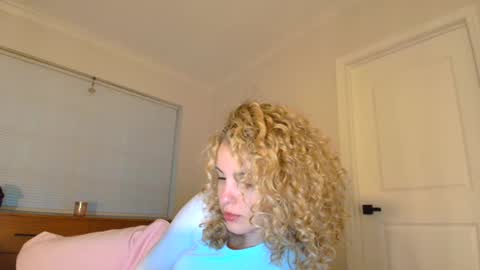 Snapshot of theislandgirl chatting on 28, 1, 2025 Lily Marie online show from 28, 1, 2025
