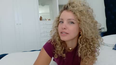 Snapshot of theislandgirl chatting on 11, 9, 2025 Lily Marie online show from 11, 9, 2025