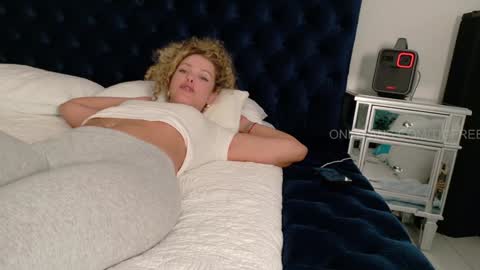 Snapshot of theislandgirl chatting on 12, 9, 2025 Lily Marie online show from 12, 9, 2025