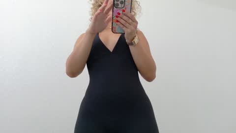 Snapshot of theislandgirl chatting on 5, 12, 2025 Lily Marie online show from 5, 12, 2025