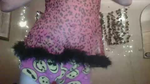 Snapshot of thesillymillie chatting on 21, 11, 2025 sillymillie0 online show from 21, 11, 2025