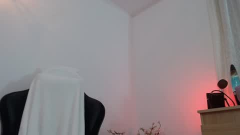 Snapshot of thin33 chatting on 11, 6, 2026 sara online show from 11, 6, 2026