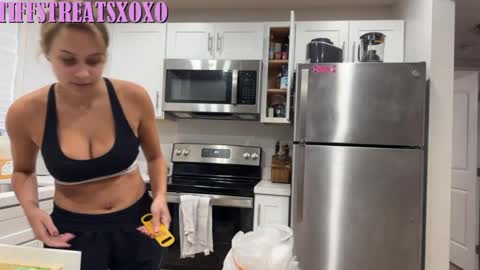 Tiffstreatsxoxo online show from 2, 5, 2026