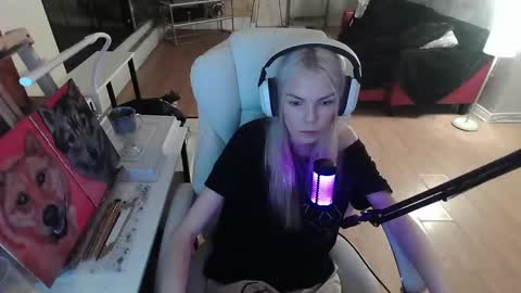 Snapshot of tinykylie chatting on 7, 2, 2025 stage Kylie Sinner brand CLITBAIT online show from 7, 2, 2025