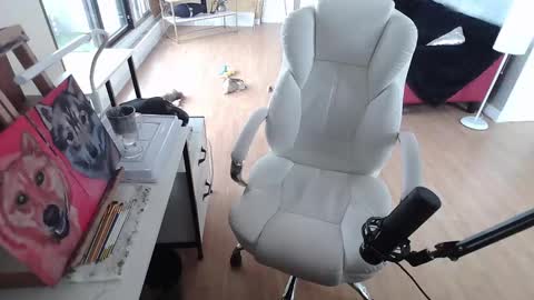 Snapshot of tinykylie chatting on 7, 2, 2025 stage Kylie Sinner brand CLITBAIT online show from 7, 2, 2025