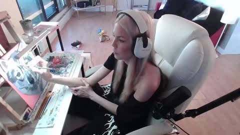 Snapshot of tinykylie chatting on 7, 2, 2025 stage Kylie Sinner brand CLITBAIT online show from 7, 2, 2025