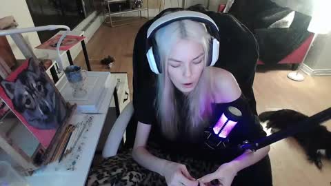 Snapshot of tinykylie chatting on 8, 2, 2025 stage Kylie Sinner brand CLITBAIT online show from 8, 2, 2025