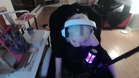 Snapshot of tinykylie chatting on 8, 2, 2025 stage Kylie Sinner brand CLITBAIT online show from 8, 2, 2025