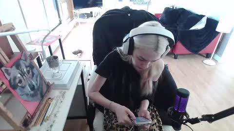 Snapshot of tinykylie chatting on 8, 2, 2025 stage Kylie Sinner brand CLITBAIT online show from 8, 2, 2025