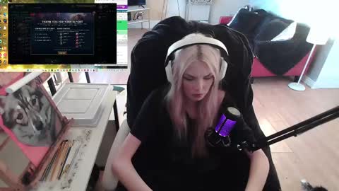 Snapshot of tinykylie chatting on 8, 2, 2025 stage Kylie Sinner brand CLITBAIT online show from 8, 2, 2025