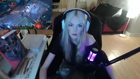 Snapshot of tinykylie chatting on 9, 2, 2025 stage Kylie Sinner brand CLITBAIT online show from 9, 2, 2025