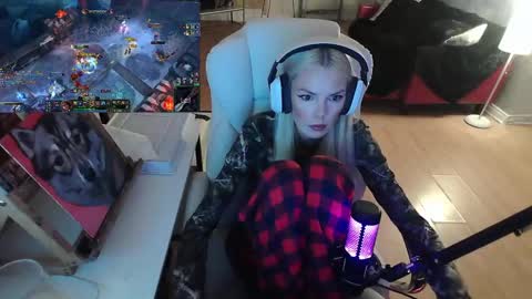 Snapshot of tinykylie chatting on 9, 2, 2025 stage Kylie Sinner brand CLITBAIT online show from 9, 2, 2025