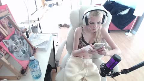 Snapshot of tinykylie chatting on 10, 2, 2025 stage Kylie Sinner brand CLITBAIT online show from 10, 2, 2025