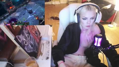 Snapshot of tinykylie chatting on 11, 2, 2025 stage Kylie Sinner brand CLITBAIT online show from 11, 2, 2025