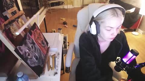 Snapshot of tinykylie chatting on 12, 2, 2025 stage Kylie Sinner brand CLITBAIT online show from 12, 2, 2025