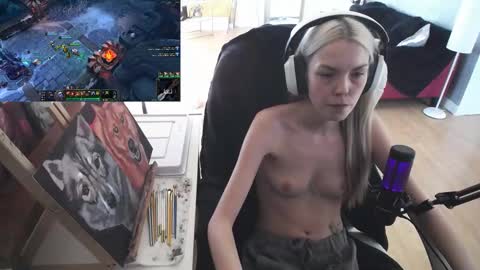 Snapshot of tinykylie chatting on 12, 2, 2025 stage Kylie Sinner brand CLITBAIT online show from 12, 2, 2025