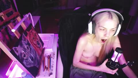 Snapshot of tinykylie chatting on 12, 2, 2025 stage Kylie Sinner brand CLITBAIT online show from 12, 2, 2025