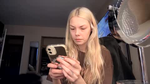 Snapshot of tinykylie chatting on 13, 2, 2025 stage Kylie Sinner brand CLITBAIT online show from 13, 2, 2025