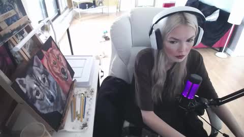 Snapshot of tinykylie chatting on 13, 2, 2025 stage Kylie Sinner brand CLITBAIT online show from 13, 2, 2025