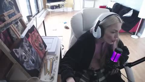 Snapshot of tinykylie chatting on 13, 2, 2025 stage Kylie Sinner brand CLITBAIT online show from 13, 2, 2025