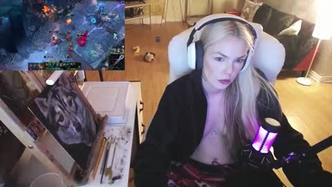 Snapshot of tinykylie chatting on 15, 2, 2025 stage Kylie Sinner brand CLITBAIT online show from 15, 2, 2025