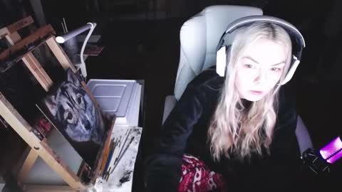 Snapshot of tinykylie chatting on 16, 2, 2025 stage Kylie Sinner brand CLITBAIT online show from 16, 2, 2025