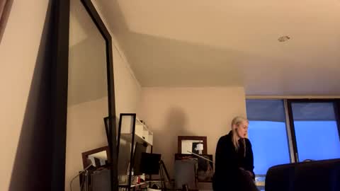 Snapshot of tinykylie chatting on 16, 2, 2025 stage Kylie Sinner brand CLITBAIT online show from 16, 2, 2025