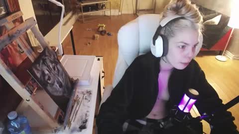 Snapshot of tinykylie chatting on 18, 2, 2025 stage Kylie Sinner brand CLITBAIT online show from 18, 2, 2025