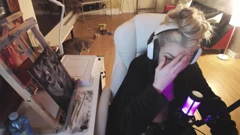 Snapshot of tinykylie chatting on 18, 2, 2025 stage Kylie Sinner brand CLITBAIT online show from 18, 2, 2025