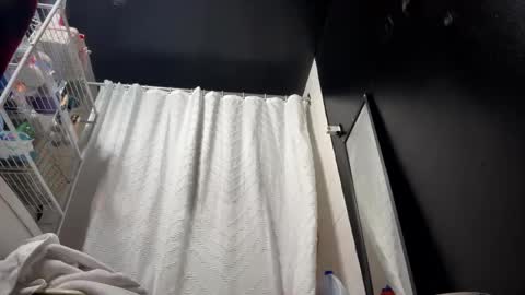 Snapshot of tinykylie chatting on 18, 2, 2025 stage Kylie Sinner brand CLITBAIT online show from 18, 2, 2025