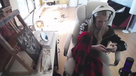 Snapshot of tinykylie chatting on 19, 2, 2025 stage Kylie Sinner brand CLITBAIT online show from 19, 2, 2025